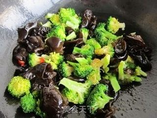 西兰花炒木耳的做法步骤:8