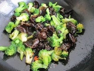 西兰花炒木耳的做法步骤:9