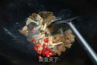 酸菜酥肉小面的做法步骤:2