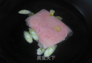 青蒜回锅肉的做法步骤:2