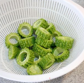 双重败火熬苦夏-----绿茶苦瓜酿的做法步骤:2