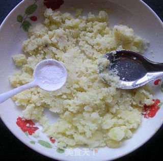 五彩丁丁土豆泥的做法步骤:2