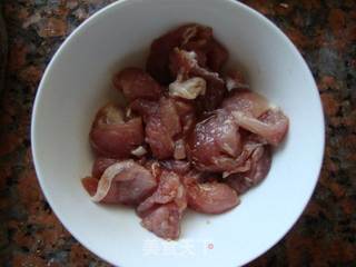 西兰花菜根炒肉的做法步骤:2