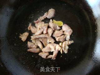 西兰花菜根炒肉的做法步骤:4