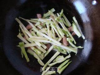 西兰花菜根炒肉的做法步骤:5