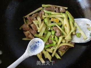 西兰花菜根炒肉的做法步骤:7