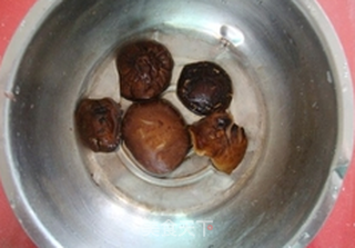 墨鱼香菇蒸鸡的做法步骤:2