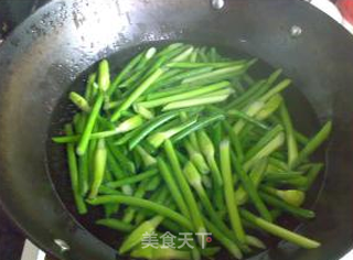 蒜苔炒牛肉的做法步骤：3