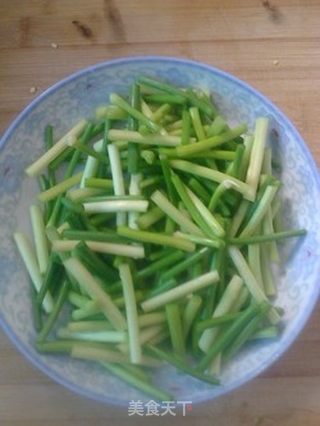 蒜苔炒鱿鱼的做法步骤:2