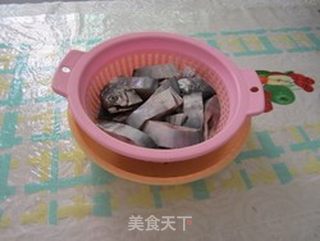 炸鲳鱼的做法步骤:2