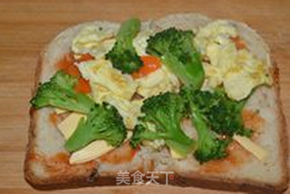 西兰花鸡蛋土司披萨的做法步骤:4