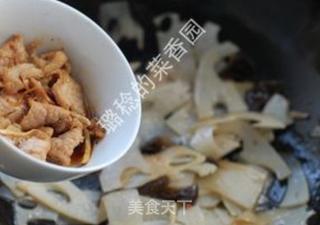 陕西独有的一种“九眼莲”——【莲菜炒肉片】的做法步骤：12