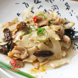 陕西独有的一种“九眼莲”——【莲菜炒肉片】的做法步骤:13