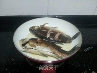 大蒜烧鲫鱼的做法步骤:7