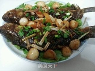 大蒜烧鲫鱼的做法步骤:16