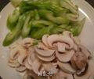 炒芹菜蘑菇肉片的做法步骤:2