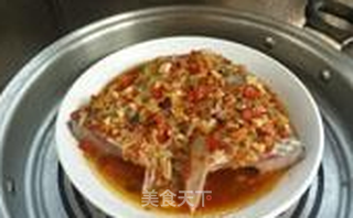 剁椒鱼头的做法步骤:7