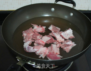 【胡萝卜玉米排骨汤】的做法步骤:3