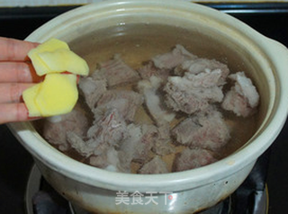 【胡萝卜玉米排骨汤】的做法步骤:5