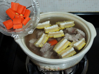 【胡萝卜玉米排骨汤】的做法步骤:7