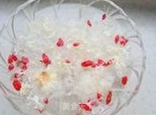 鲫鱼银耳汤的做法步骤:2