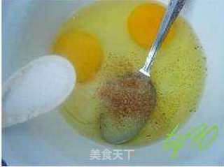 蛋煎馒头片的做法步骤:3