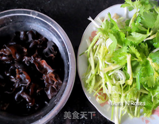 芹菜炒木耳的做法步骤:2
