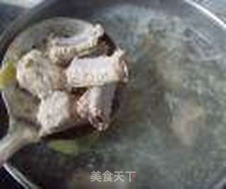 夏日滋补靓汤---排骨海带汤的做法步骤:2