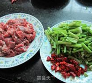 香芹炒牛肉的做法步骤:2