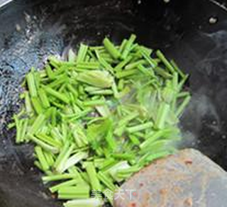 香芹炒牛肉的做法步骤:7