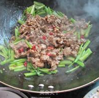 香芹炒牛肉的做法步骤:8