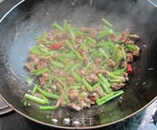 香芹炒牛肉的做法步骤:9