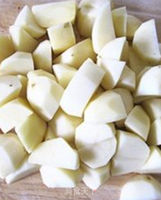 绿咖喱鸡肉土豆的做法步骤:2