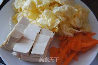 白菜炖豆腐的做法步骤：2