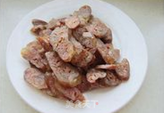 毛芹炒腊肠的做法步骤:3
