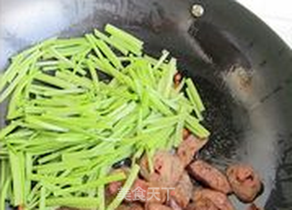 毛芹炒腊肠的做法步骤:7