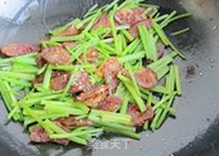毛芹炒腊肠的做法步骤:9