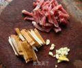 红豆干炒肉丝的做法步骤：1