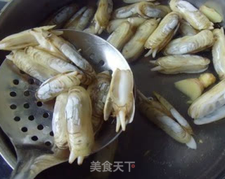 鲜嫩滑软---葱姜蛏子的做法步骤:2