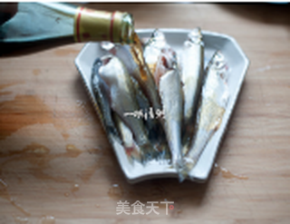 下酒小菜煎小白条的做法步骤:5