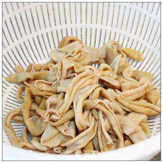夏季开胃下饭菜菜-----泡椒鸭肠的做法步骤:2
