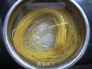 炝汤黄面条的做法步骤:2