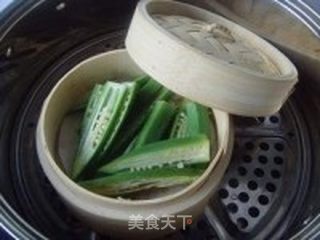 秋葵最保持营养的吃法---蒸秋葵配红葱酥的做法步骤:2