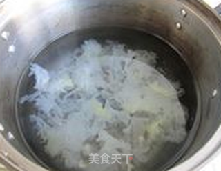 银耳小米粥的做法步骤:3