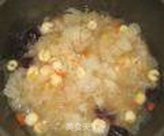 银耳红枣莲子羹的做法步骤:3