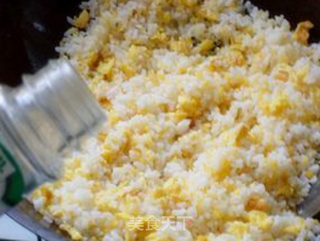 五彩蛋炒饭的做法步骤:6
