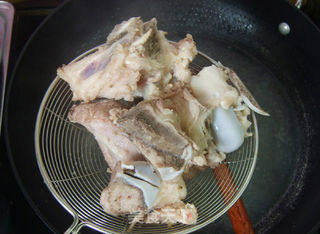 【清补老火靓汤——夏天篇】老黄瓜黄豆煲猪骨的做法步骤:3