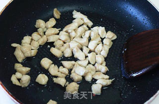【彩椒腰果爆鸡丁】色泽鲜艳让你食欲大增的咸鲜鸡丁的做法步骤:4