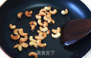 【彩椒腰果爆鸡丁】色泽鲜艳让你食欲大增的咸鲜鸡丁的做法步骤:3
