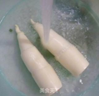 酸带豆五花肉炒茭白的做法步骤：2